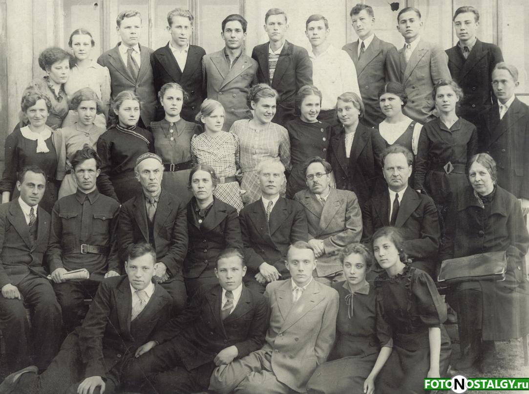 Фото школьников 1940 года. Выпускной в 1940г. Десятиклассники фото на слайд.