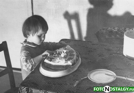Жанна Белова - фото 1973 г. (№ 00568) Вот так в Советском Союзе торт ели. Автор фото: Жанна Белова - Россия, г.Москва (00568)